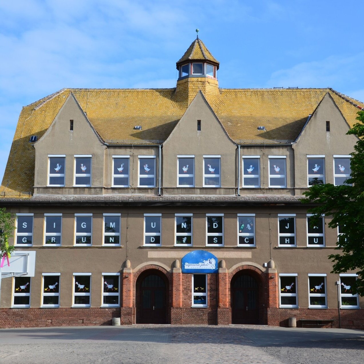 Außenansicht der Grundschule Sigmund Jähn in Dommitzsch.