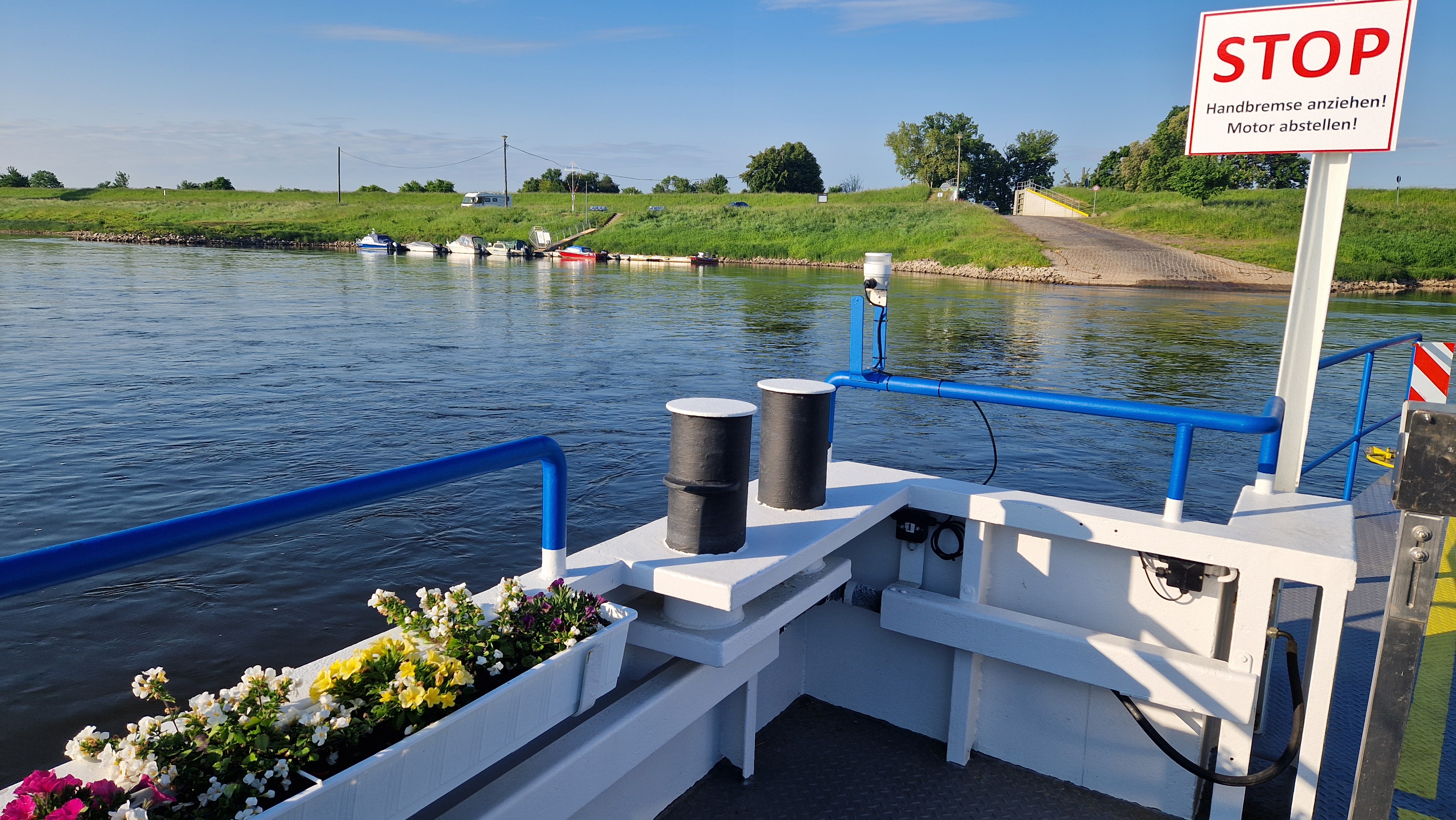 Fähre Prettin am Flussufer, mit geöffneter Rampe am Anleger.