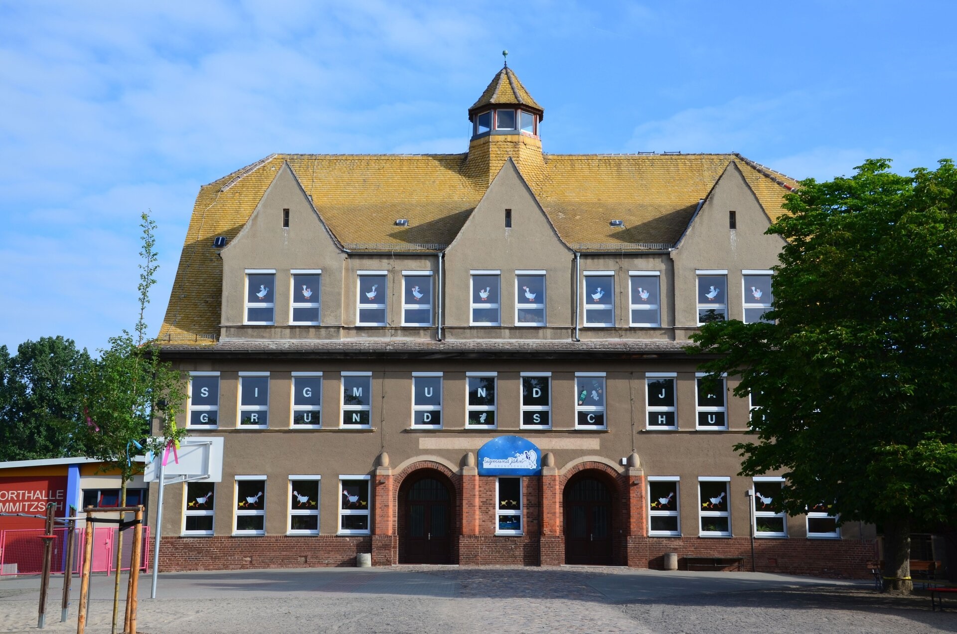 Außenansicht der Grundschule Sigmund Jähn in Dommitzsch.